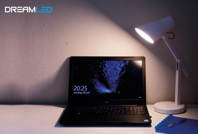 Lampada da tavolo LED multiuso con stazione di ricarica wireless