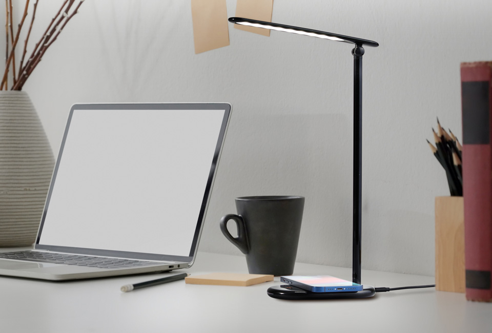 Lampe de bureau LED multifonctionnelle, station de rechargement sans fil incluse