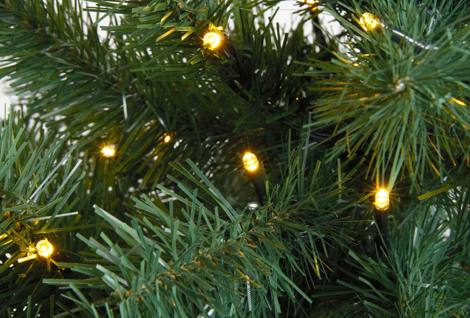 Sfeervolle kunstkerstboom voor een vrolijk eindejaar