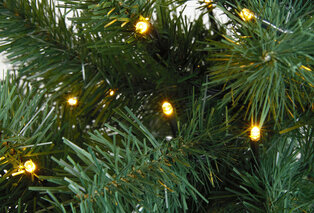 Sfeervolle kunstkerstboom voor een vrolijk eindejaar — 3