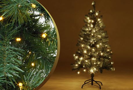 Sfeervolle kunstkerstboom voor een vrolijk eindejaar