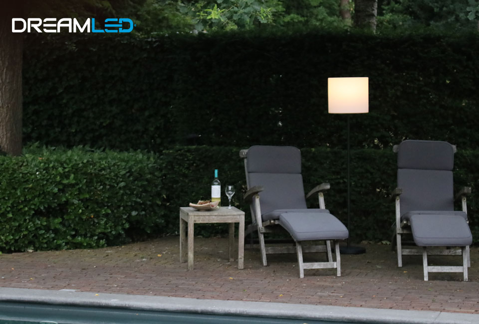 Lampada da terra a 360° con luce color bianco caldo per interno ed esterno