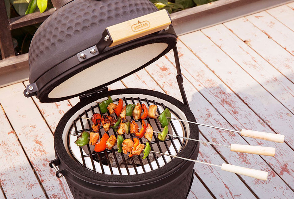 Kamado barbecue per il tavolo da giardino