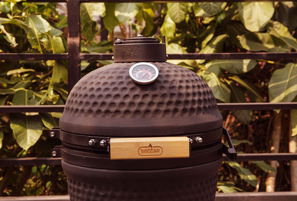 Kamado barbecue per il tavolo da giardino
