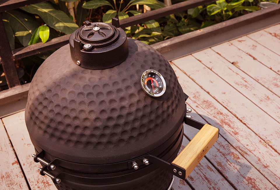 Kamado barbecue per il tavolo da giardino