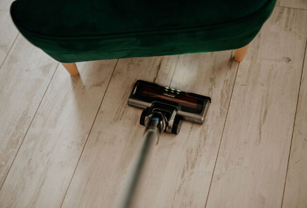 Compacte cycloonsteelstofzuiger met accessoires