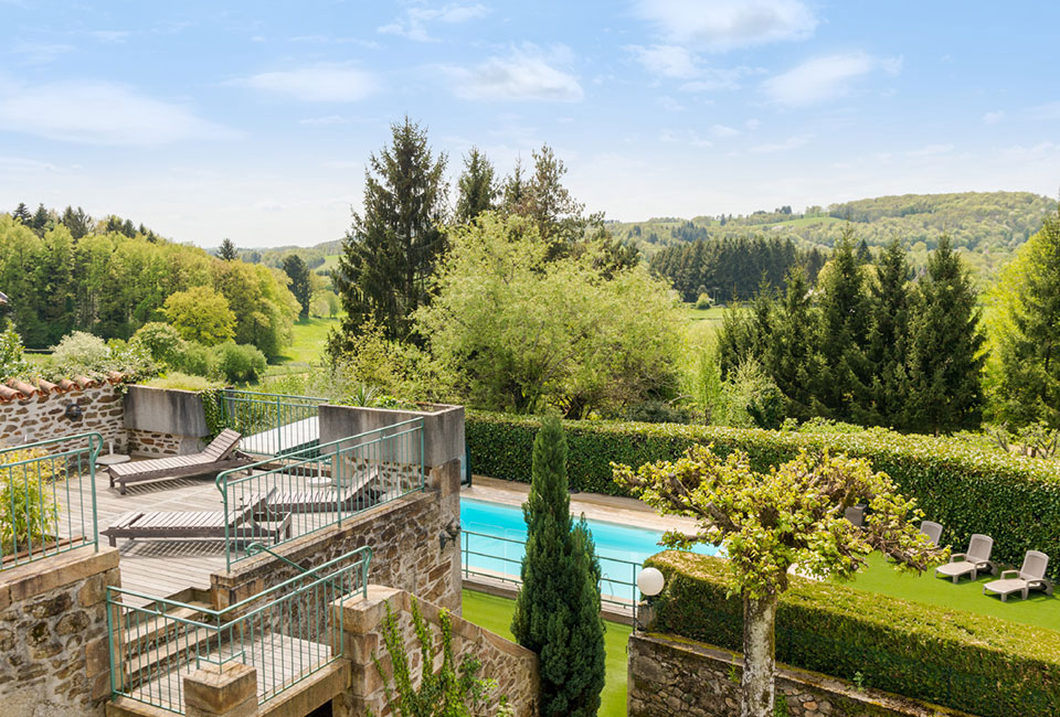 Aufenthalt mit Halbpension f&uuml;r 3, 5 oder 7 N&auml;chte in der Cantal-Auvergne mit beheiztem Au&szlig;enpool - Auberge de la Tomette