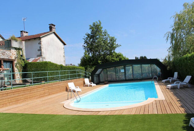 5 ou 7 nuits en demi-pension avec piscine chauffée extérieure dans le Cantal (Auvergne) - Auberge de la Tomette