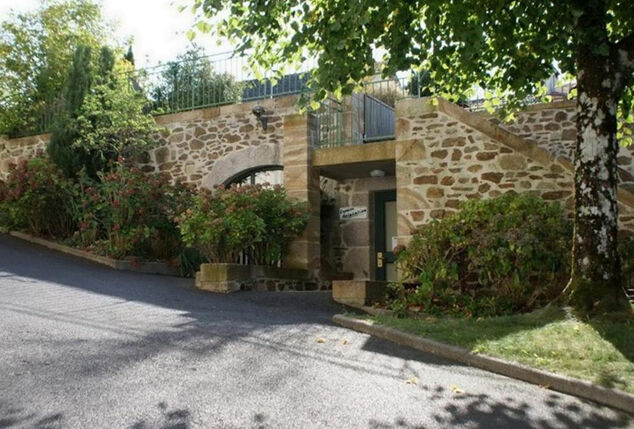 5 ou 7 nuits en demi-pension avec piscine chauffée extérieure dans le Cantal (Auvergne) - Auberge de la Tomette