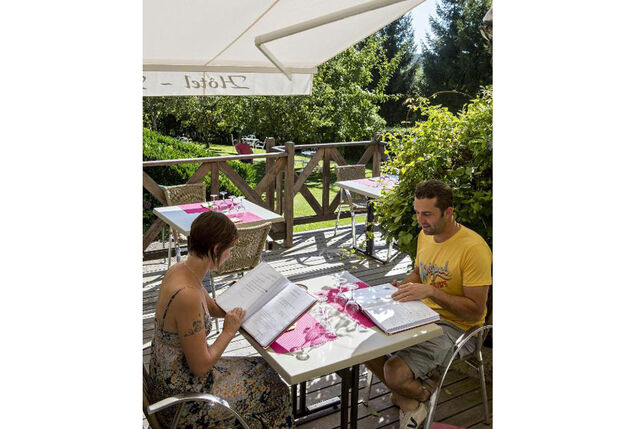 5 ou 7 nuits en demi-pension avec piscine chauffée extérieure dans le Cantal (Auvergne) - Auberge de la Tomette