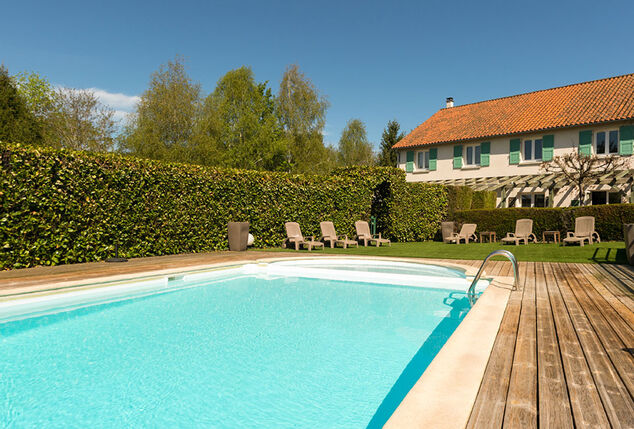 5 ou 7 nuits en demi-pension avec piscine chauffée extérieure dans le Cantal (Auvergne) - Auberge de la Tomette