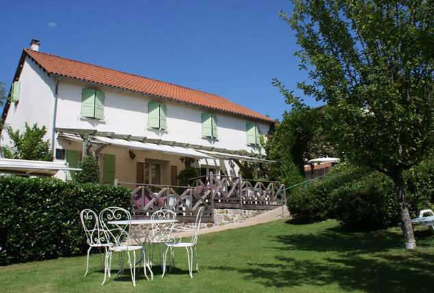 5 ou 7 nuits en demi-pension avec piscine chauffée extérieure dans le Cantal (Auvergne) - Auberge de la Tomette