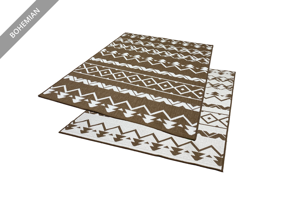 Tapis avec un design réversible pour l'intérieur et l'extérieur