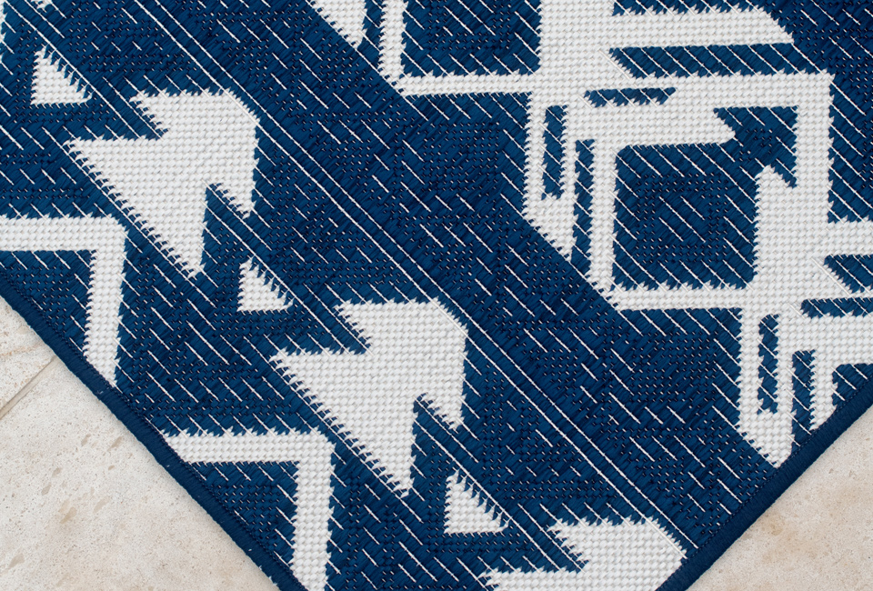 Tapis avec un design réversible pour l'intérieur et l'extérieur