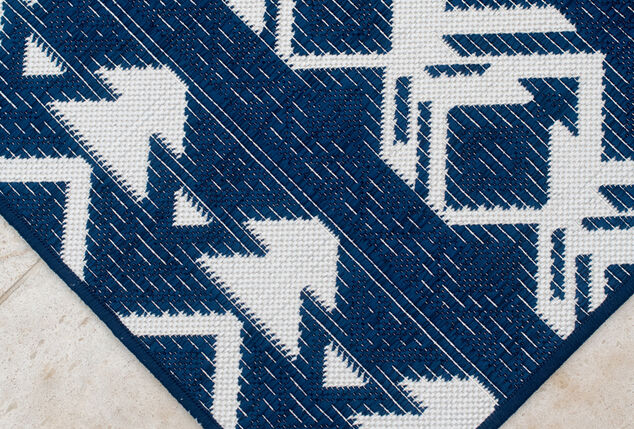 Tapis avec un design réversible pour l'intérieur et l'extérieur