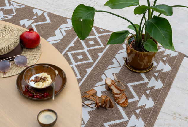 Tapis avec un design réversible pour l'intérieur et l'extérieur