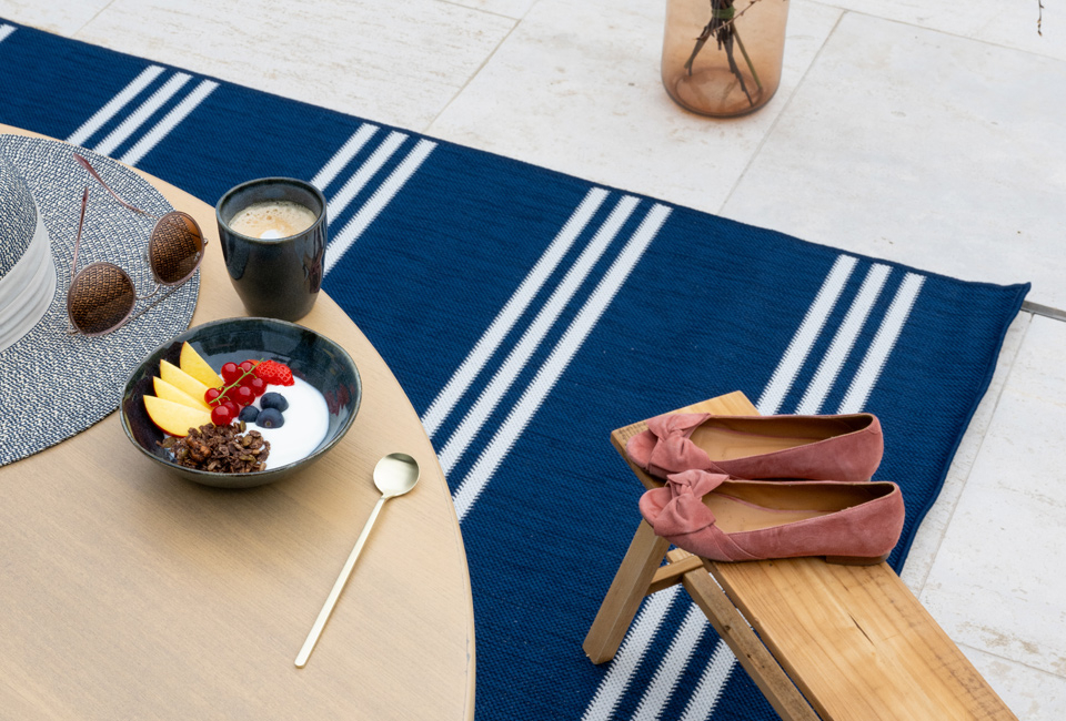 Tapis avec un design réversible pour l'intérieur et l'extérieur