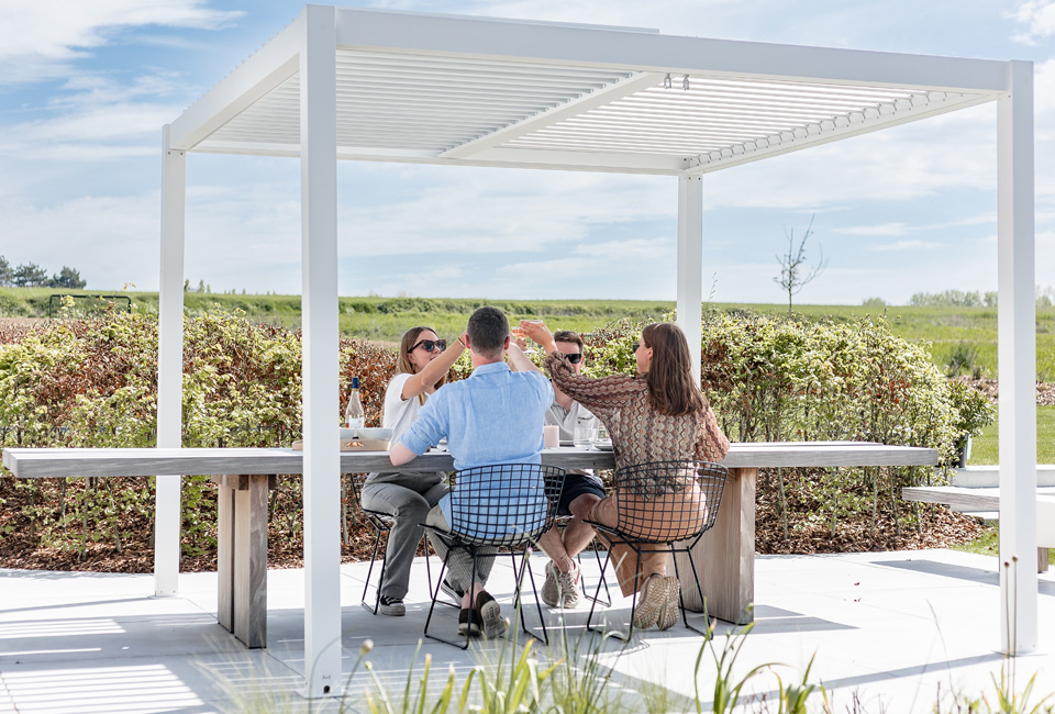 Stijlvolle pergola in wit en antraciet
