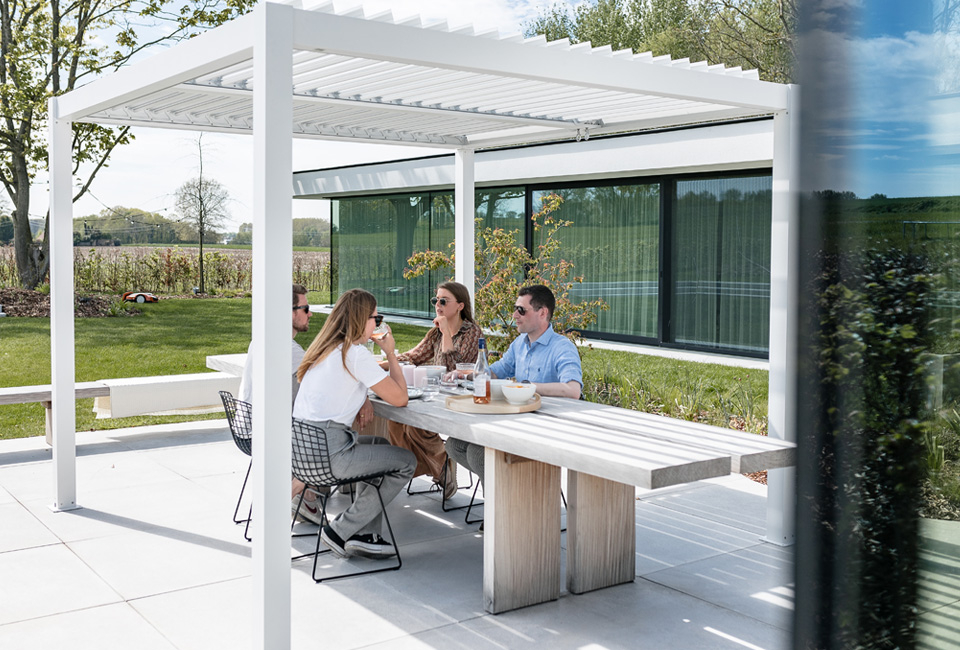 Stijlvolle pergola in wit en antraciet