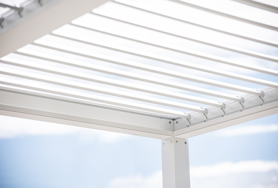 Stijlvolle pergola in wit en antraciet