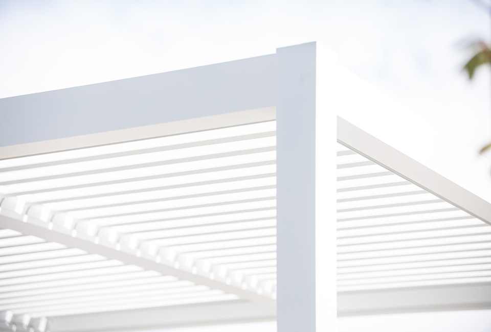 Stijlvolle pergola in wit en antraciet