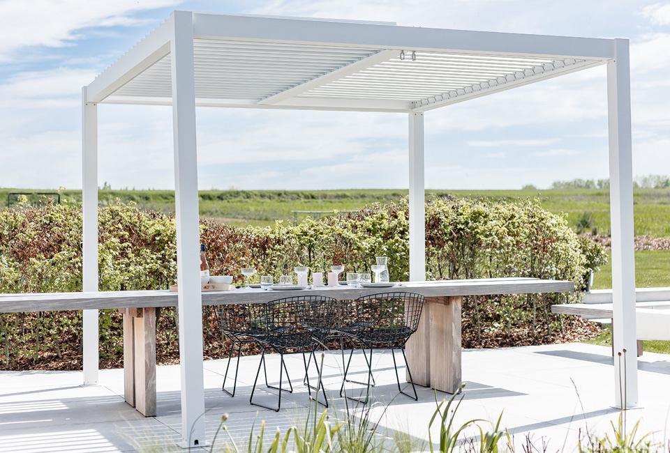 Stijlvolle pergola in wit en antraciet