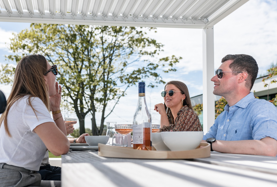 Stijlvolle pergola in wit en antraciet