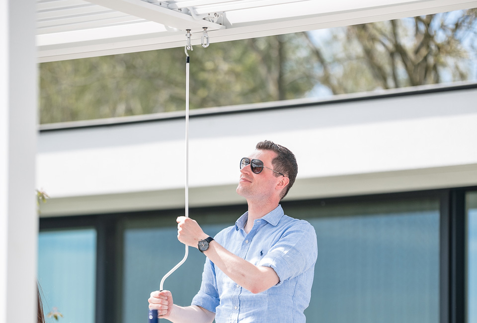 Stijlvolle pergola in wit en antraciet