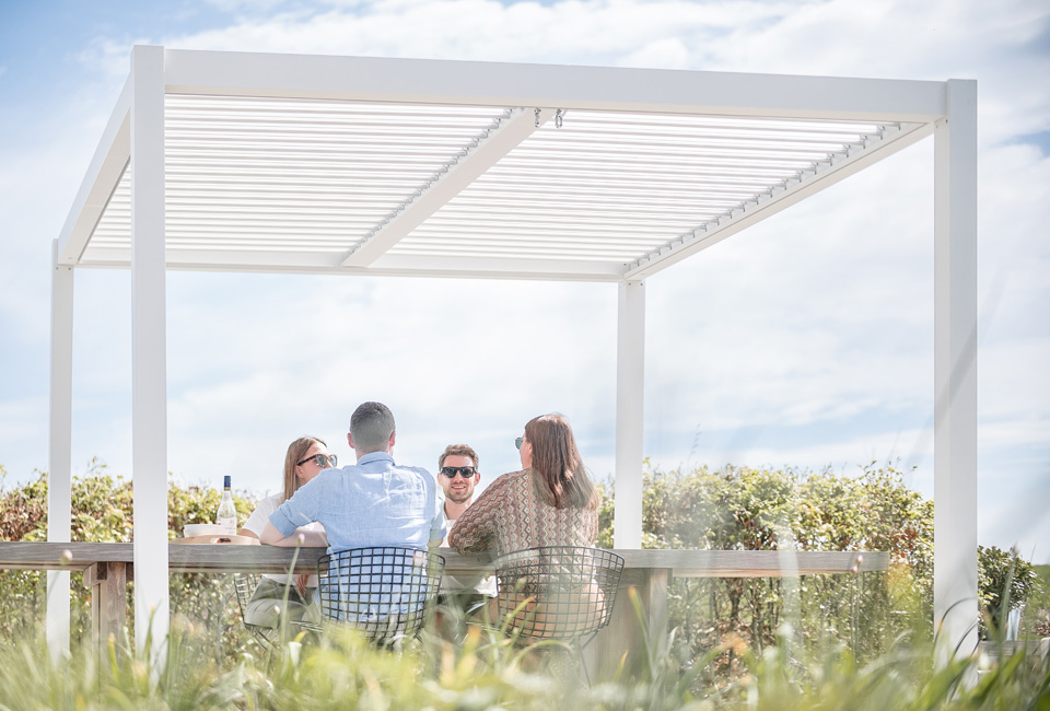 Stijlvolle pergola in wit en antraciet