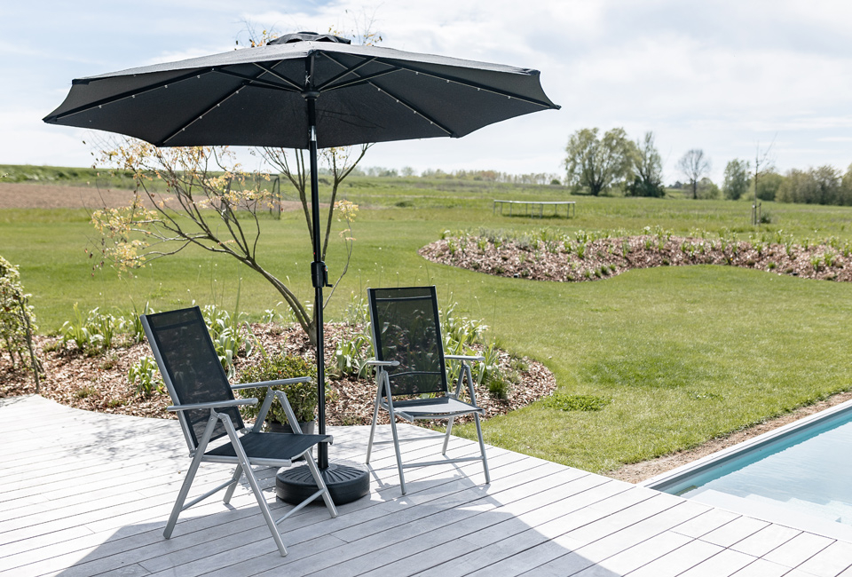 LED garden parasol in 4 colours