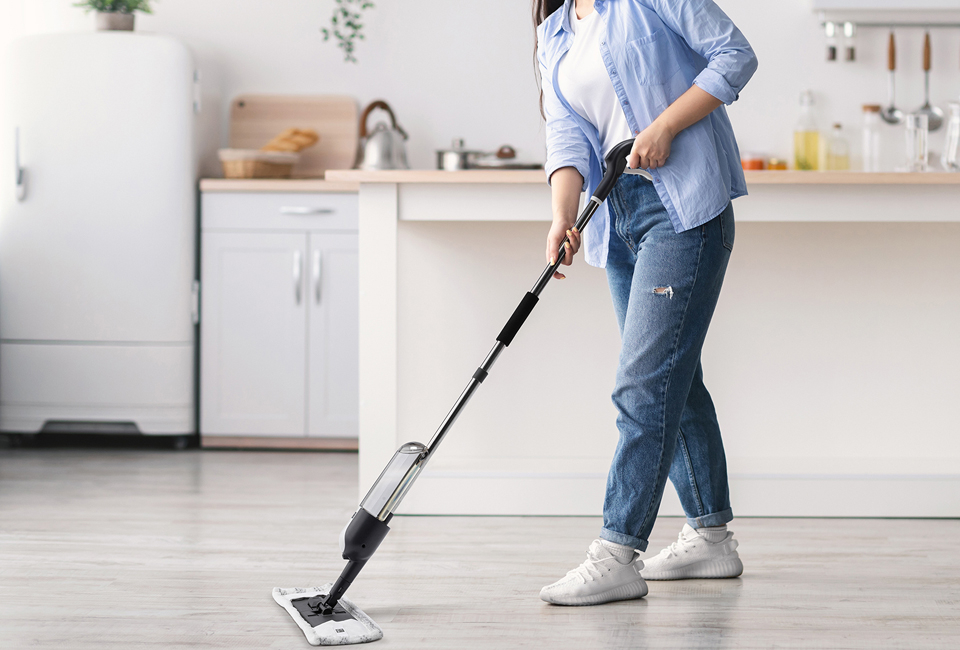 Multifunctional mop with built-in spray function