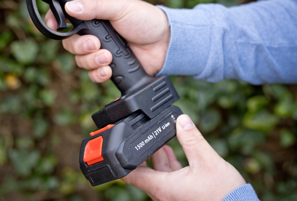 Sécateur électrique pour un jardin bien entretenu