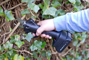 Sécateur électrique pour un jardin bien entretenu — 13