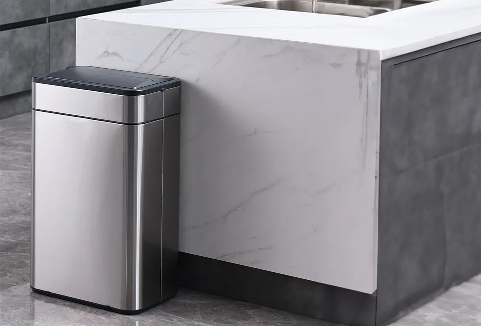Trash can with sensor