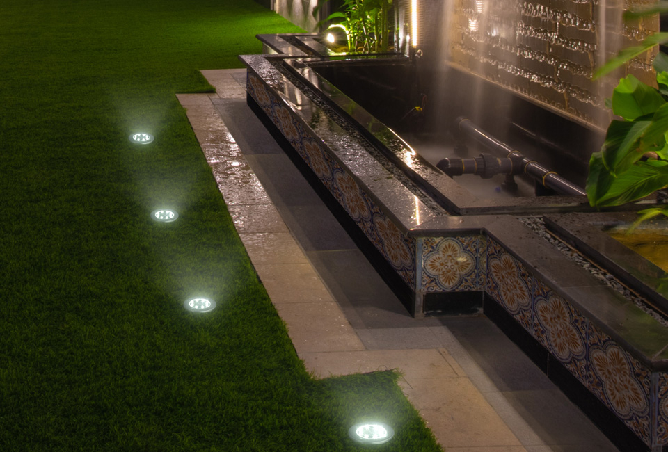 Set da 4 picchetti LED da giardino a energia solare