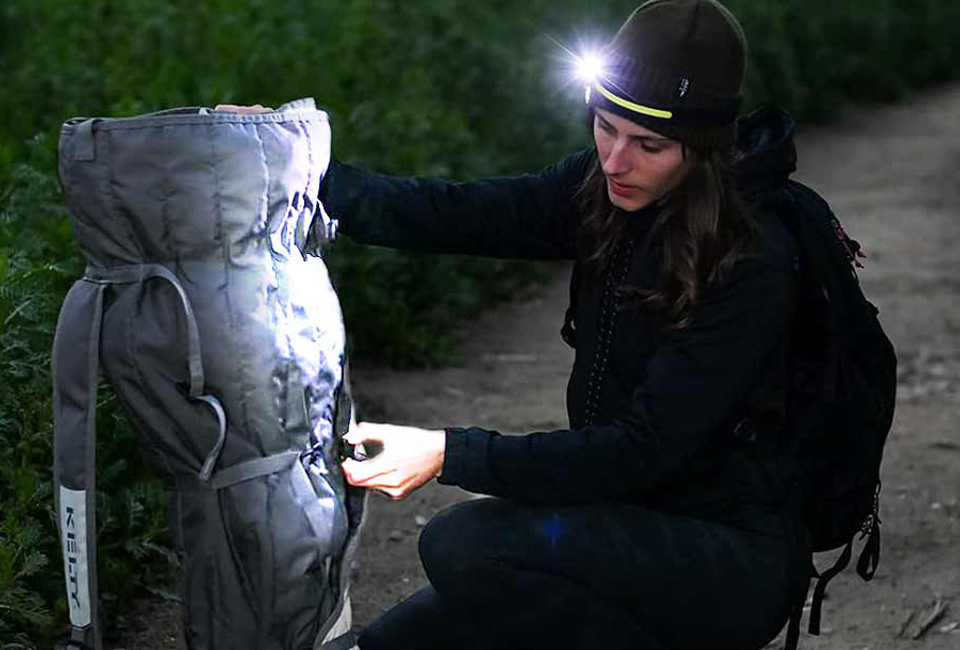 Farol 2 em 1 recarreg&aacute;vel e brilhante com sensor de movimento