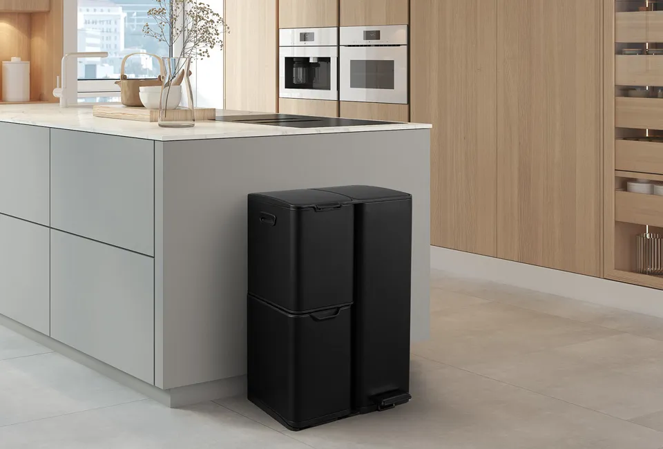 Soft-close waste bin with 3 compartments
