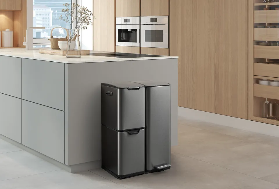 Soft-close waste bin with 3 compartments
