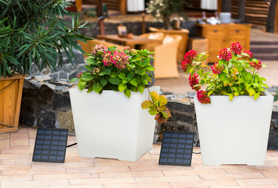 Pot de fleurs avec &eacute;clairage LED et syst&egrave;me d&#039;irrigation