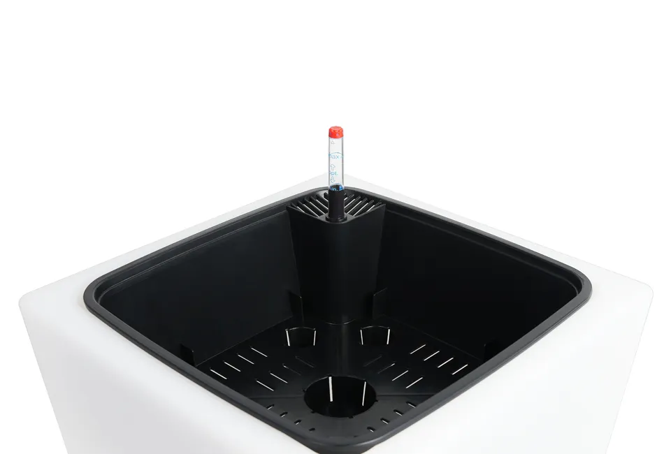 Plantenpot met LED verlichting en irrigatiesysteem