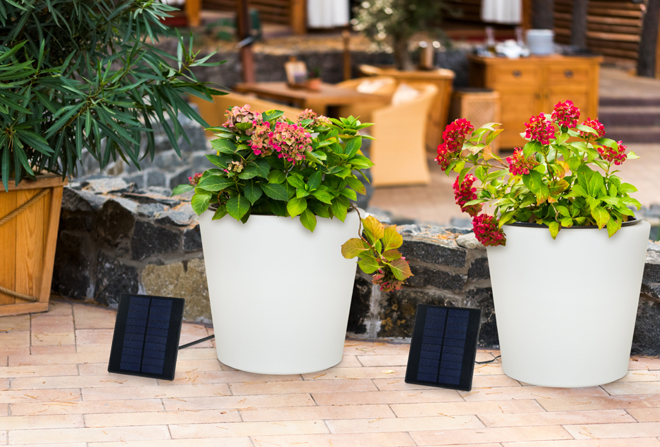 Pot de fleurs avec &eacute;clairage LED et syst&egrave;me d&#039;irrigation