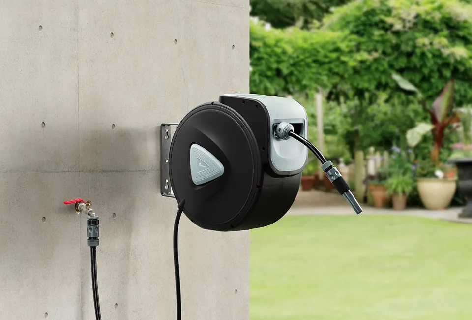 Wall reel with roll-up garden hose of 15, 30 or 40 m