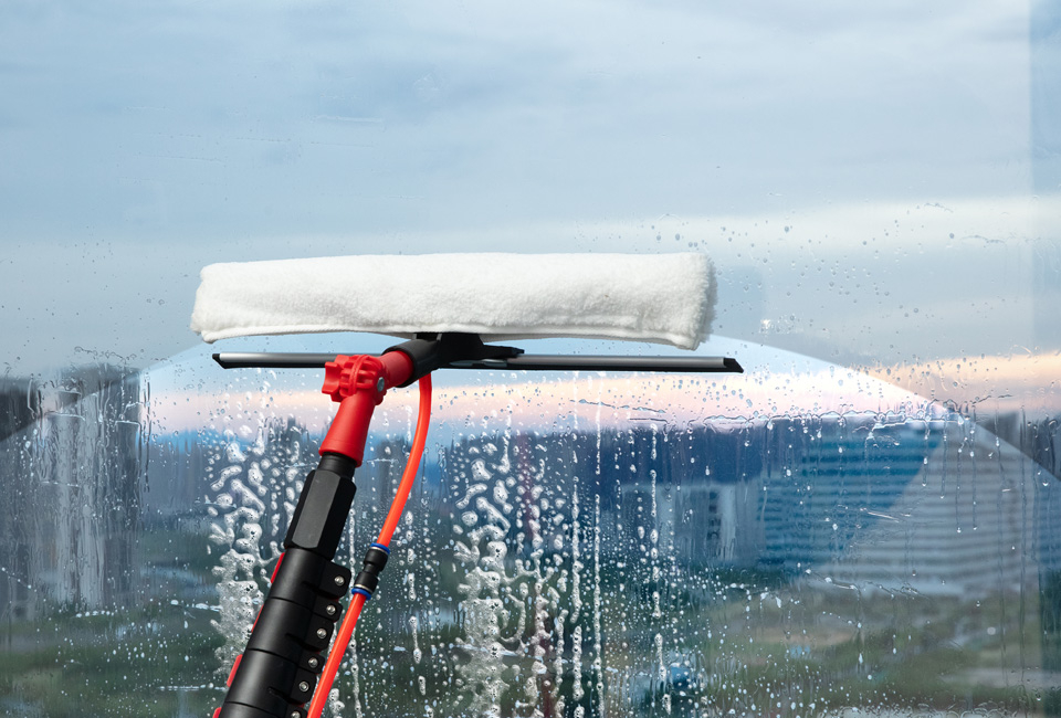 Brosse de nettoyage à manche télescopique de 6,5 m avec raclette