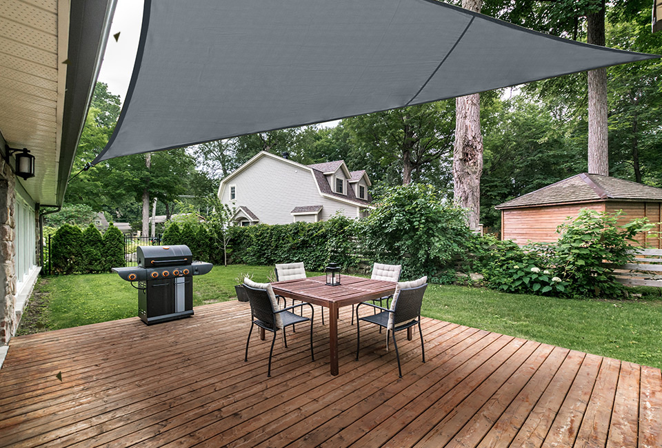 Déstockage : Voile d'ombrage triangulaire ou carrée disponible en gris ou taupe