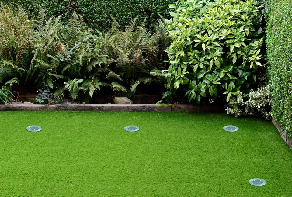 4 solar-powered LED ground spots