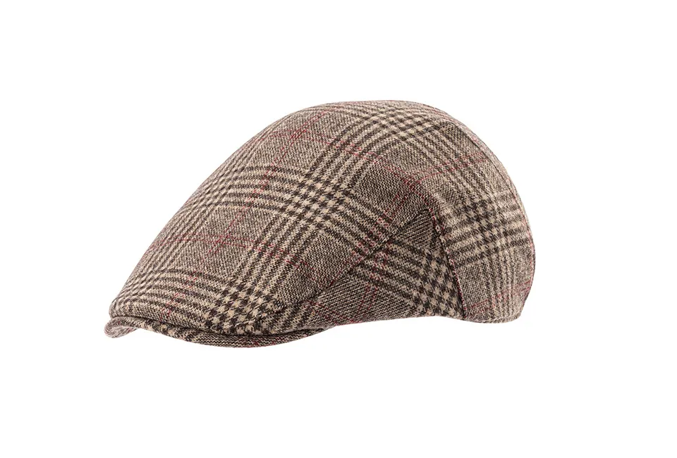 Warme platte pet met ruitpatroon