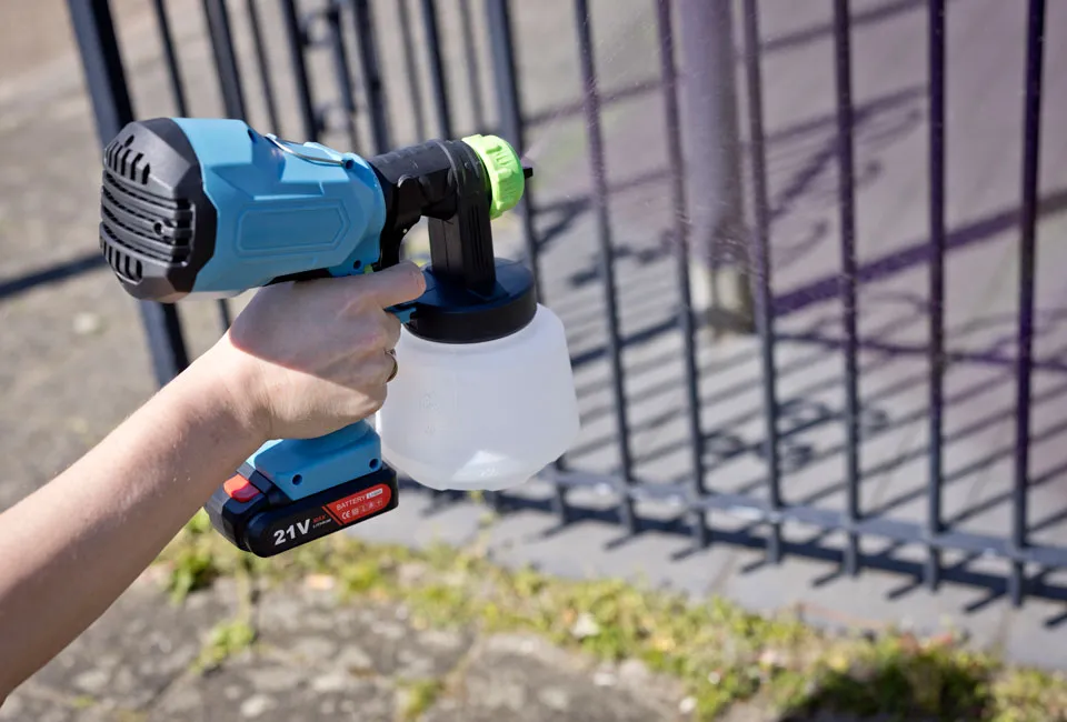 Farbspr&uuml;hger&auml;t mit wiederaufladbarem Akku