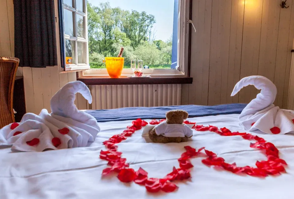 2 of 3 nachten uniek logeren op het water in Brugge