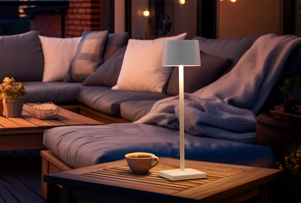 Lampe de table élégante pour l'intérieur et l'extérieur