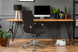 Élégante chaise de bureau en cuir avec dossier haut — 4